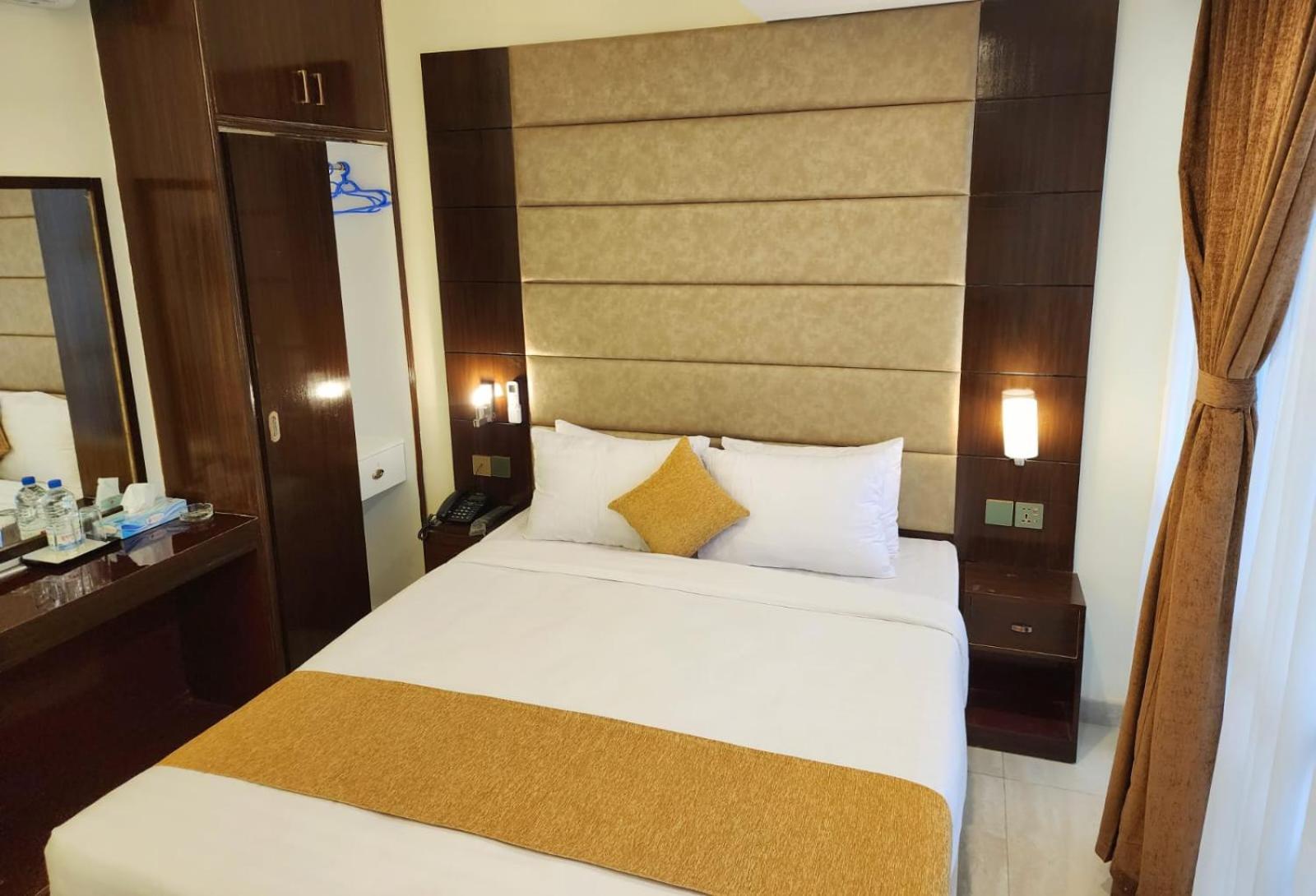 White Park Hotel & Suites Chittagong Exterior foto