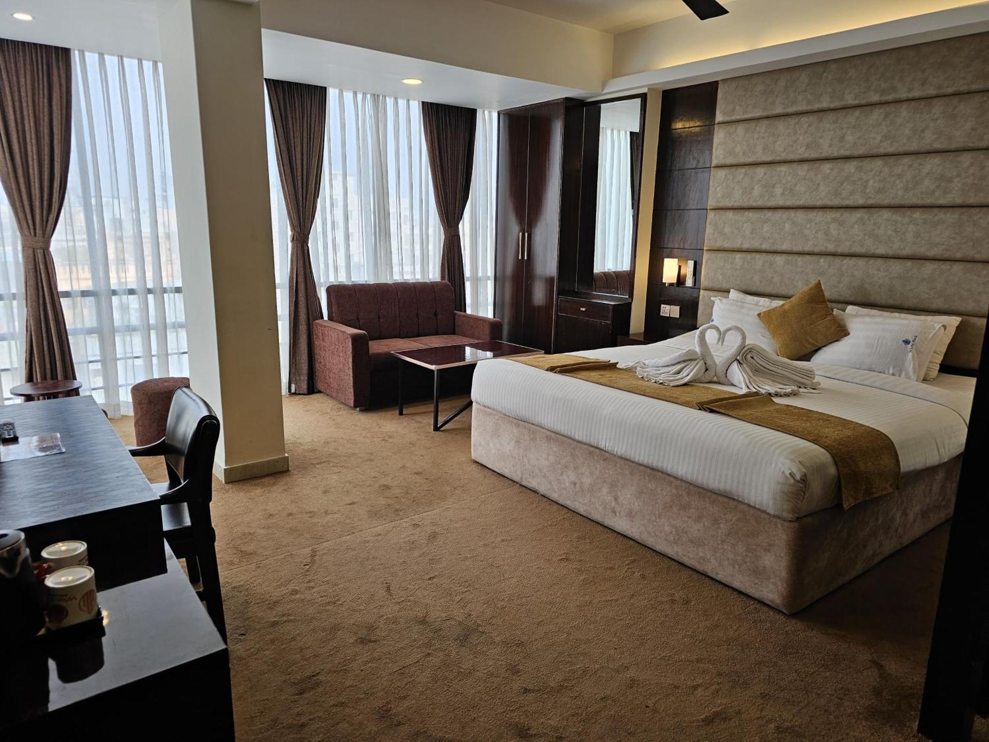 White Park Hotel & Suites Chittagong Exterior foto