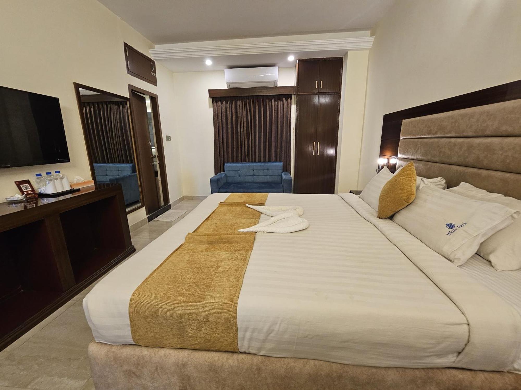 White Park Hotel & Suites Chittagong Exterior foto
